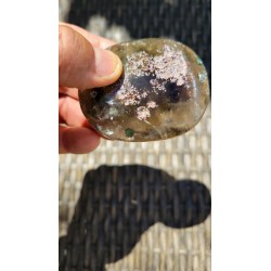 Galet en Quartz Chamane Lodolite 108grs 66mm