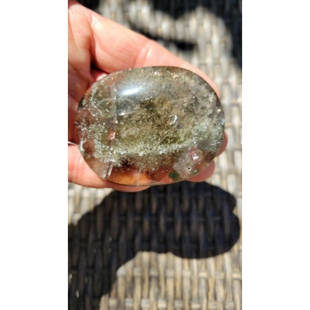 Galet en Quartz Chamane Lodolite 108grs 66mm