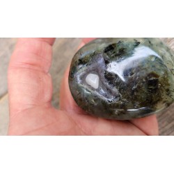 Galet de Prehnite rutilé 125grs 64mm